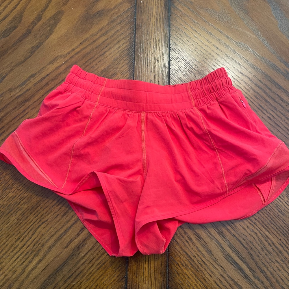 Lululemon Hotty Hot Low-Rise Lined Short 2.5". Size 4. Bright Red.